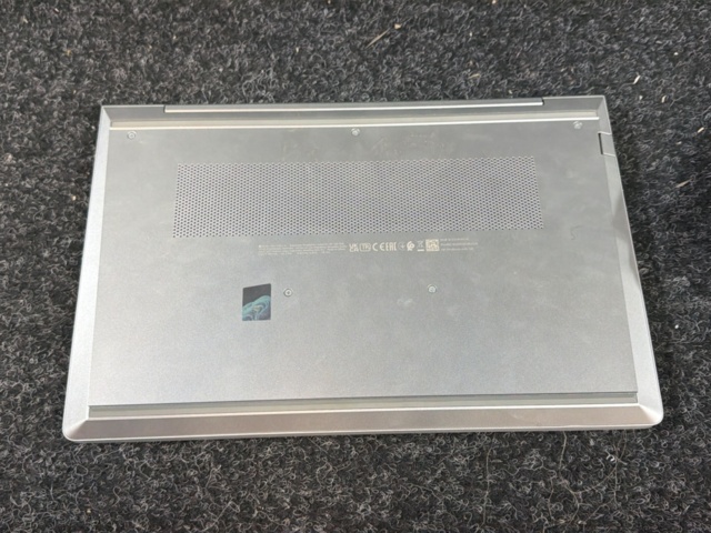 1515940-8 Laptop with charger - HP ProBook 440 G9