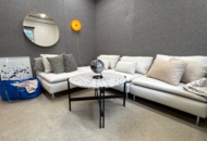 1497458 Samling med möbler - Soffa, soffbord, lampa, m.m.