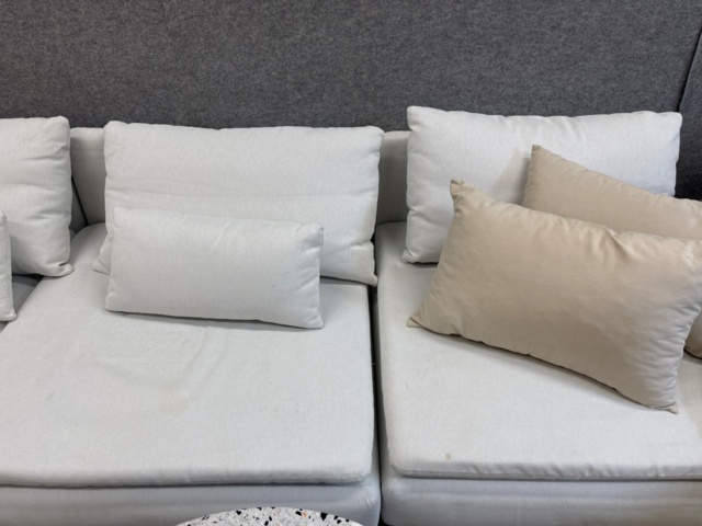 1497458-7 Samling med möbler - Soffa, soffbord, lampa, m.m.