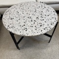 1497458-9 Samling med möbler - Soffa, soffbord, lampa, m.m.