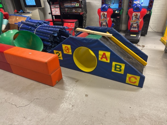 1458292-10 Play castle / play set for children