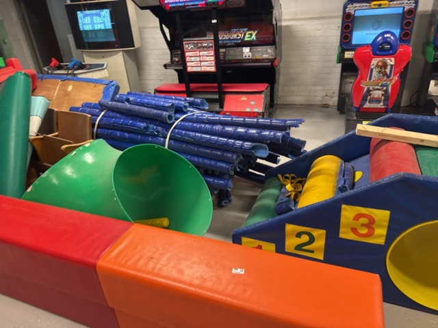 1458292-18 Play castle / play set for children