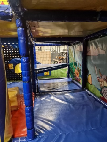 1458292-6 Play castle / play set for children