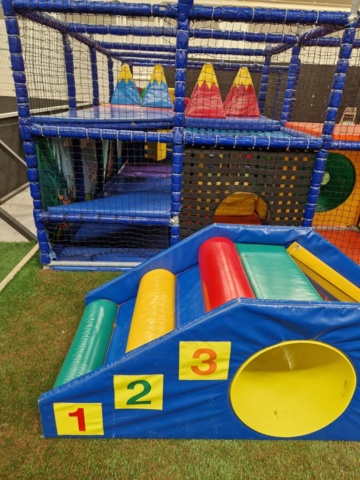 1458292-7 Play castle / play set for children