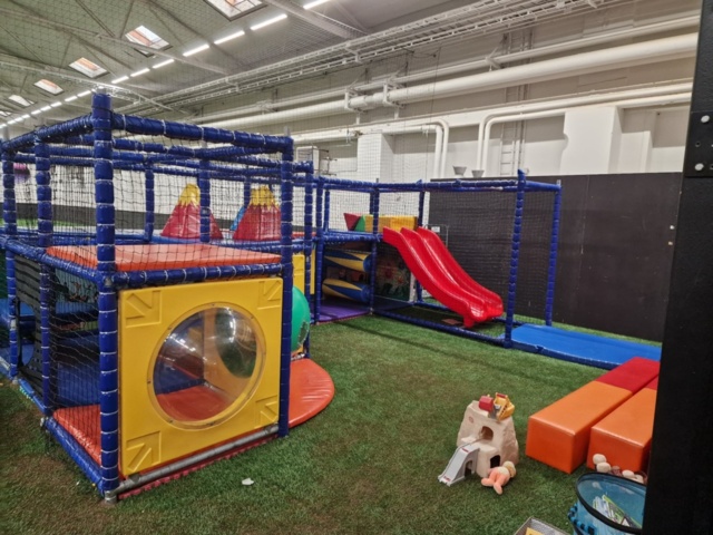 1458292-11 Play castle / play set for children