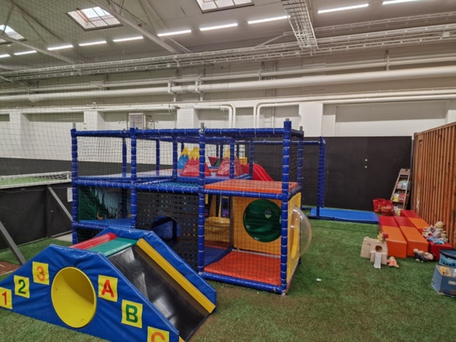 1458292-2 Play castle / play set for children