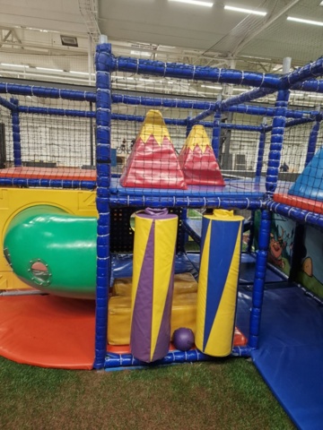 1458292-12 Play castle / play set for children