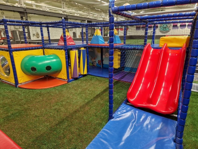 1458292-13 Play castle / play set for children