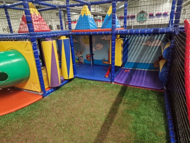 1458292-4 Play castle / play set for children