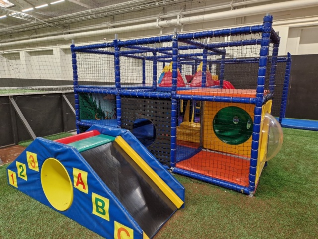1458292-8 Play castle / play set for children