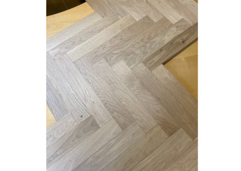Image representing the auction - Sections with Solid Herringbone/Single-strip Oak Parquet
