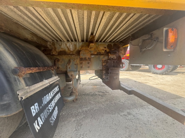 1405784-21 Flakbil Volvo FL 612