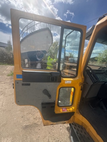 1405784-27 Flakbil Volvo FL 612