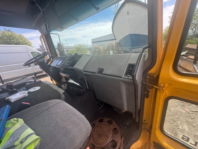 1405784-43 Flakbil Volvo FL 612