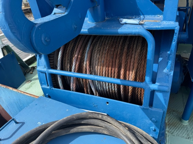 1405805-2 Winch with steel wire rope