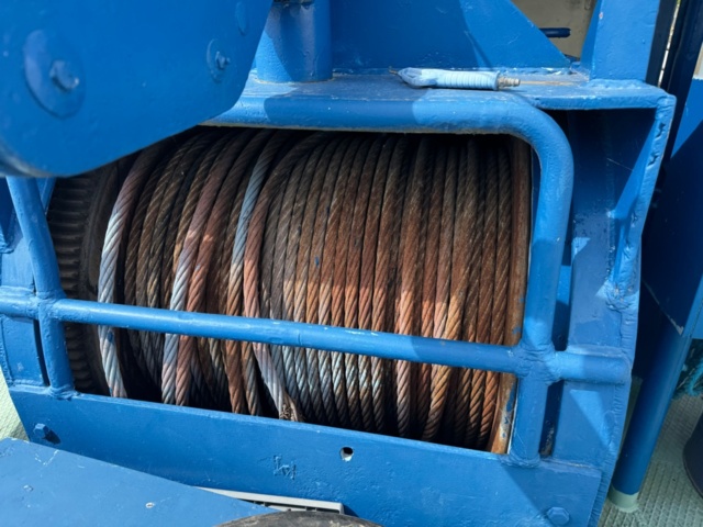 1405805-5 Winch with steel wire rope