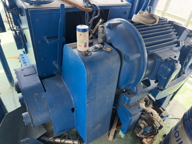 1405805-9 Winch with steel wire rope