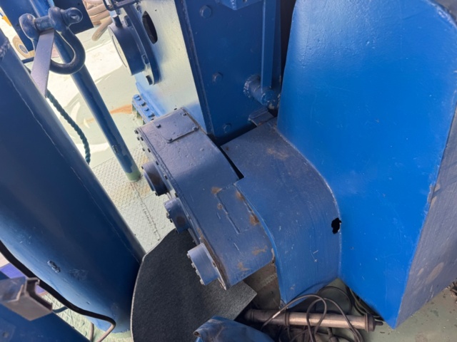 1405805-11 Winch with steel wire rope