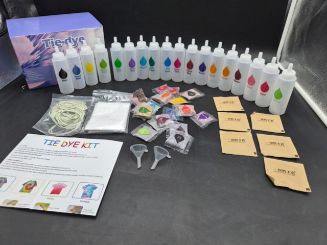 1530849-9 Tie dye-kit, 12 st - skapa egna motiv på kläder