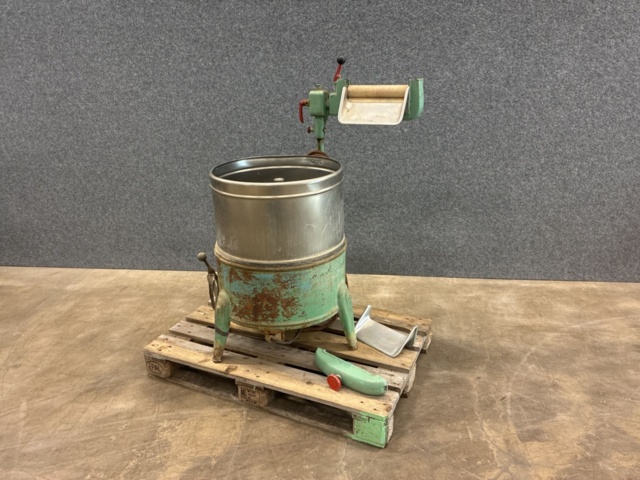 1530251-1 Historic, manually operated washing machine with an associated clothes wringer