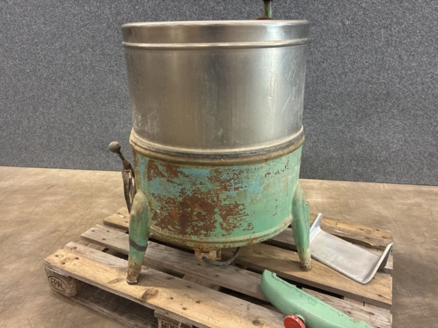1530251-2 Historic, manually operated washing machine with an associated clothes wringer