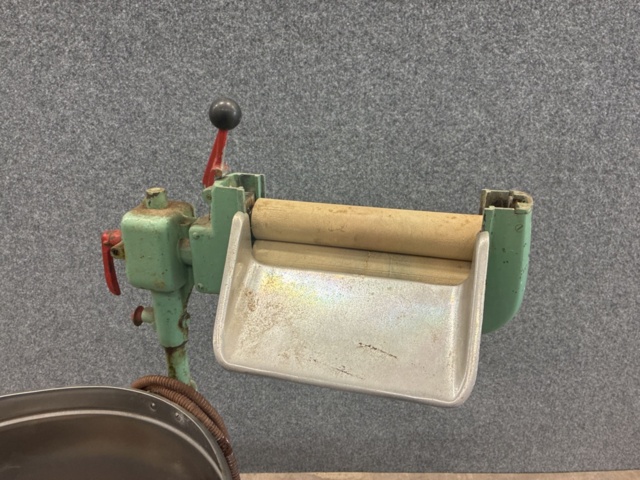 1530251-3 Historic, manually operated washing machine with an associated clothes wringer