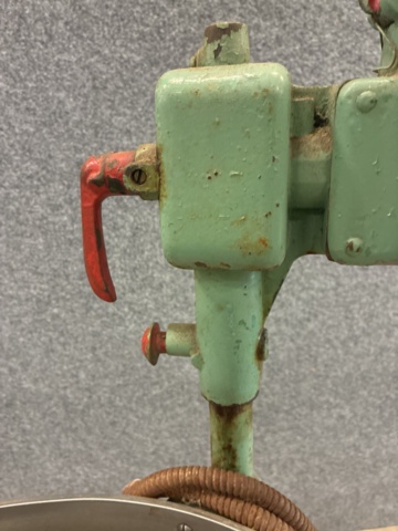 1530251-4 Historic, manually operated washing machine with an associated clothes wringer