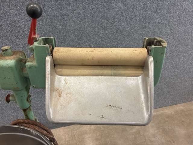 1530251-6 Historic, manually operated washing machine with an associated clothes wringer