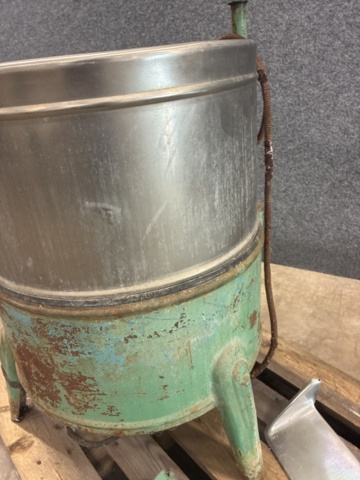 1530251-17 Historic, manually operated washing machine with an associated clothes wringer