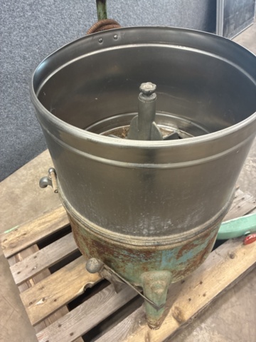 1530251-18 Historic, manually operated washing machine with an associated clothes wringer