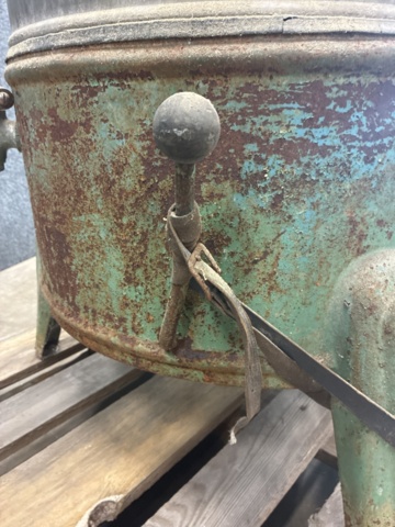 1530251-19 Historic, manually operated washing machine with an associated clothes wringer