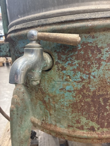 1530251-20 Historic, manually operated washing machine with an associated clothes wringer