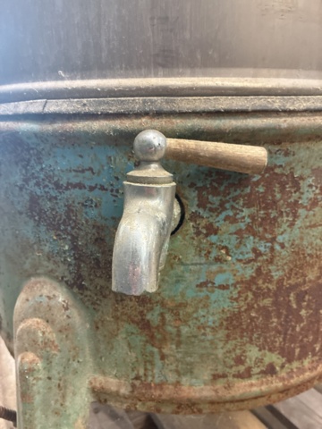 1530251-21 Historic, manually operated washing machine with an associated clothes wringer