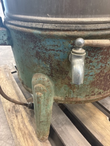 1530251-22 Historic, manually operated washing machine with an associated clothes wringer