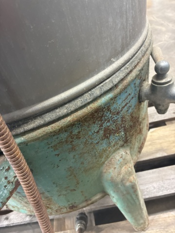 1530251-23 Historic, manually operated washing machine with an associated clothes wringer