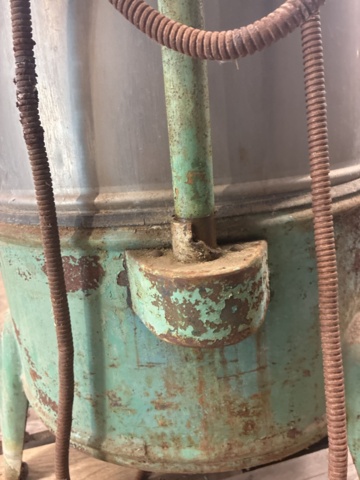 1530251-24 Historic, manually operated washing machine with an associated clothes wringer