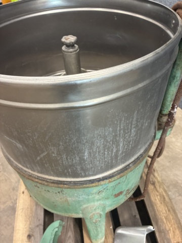 1530251-29 Historic, manually operated washing machine with an associated clothes wringer