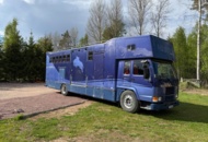 1176690 Stor hästtransport med pentry och sovavdelning