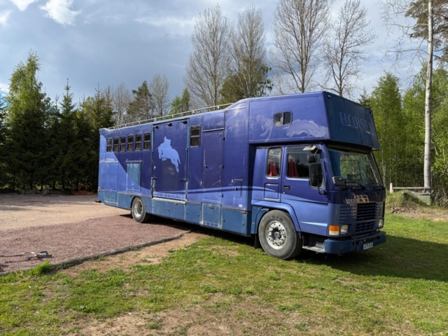 1176690-1 Stor hästtransport med pentry och sovavdelning