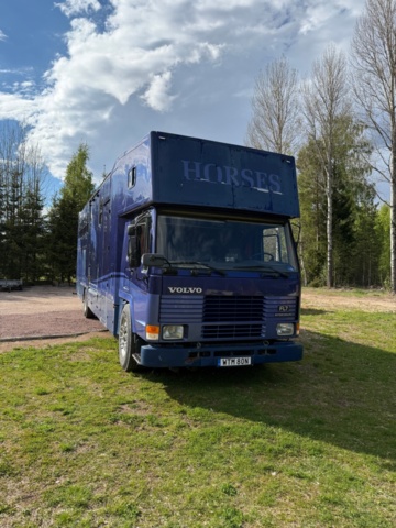 1176690-2 Stor hästtransport med pentry och sovavdelning