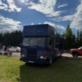 1176690-3 Stor hästtransport med pentry och sovavdelning