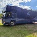 1176690-4 Stor hästtransport med pentry och sovavdelning