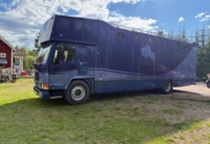 1176690 Stor hästtransport med pentry och sovavdelning