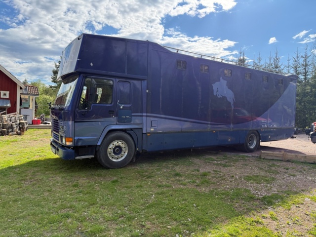1176690-4 Stor hästtransport med pentry och sovavdelning
