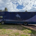1176690-5 Stor hästtransport med pentry och sovavdelning