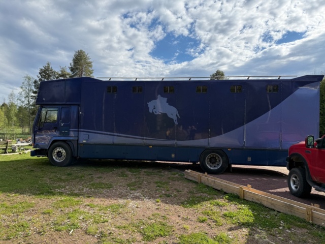 1176690-5 Stor hästtransport med pentry och sovavdelning