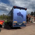 1176690-6 Stor hästtransport med pentry och sovavdelning