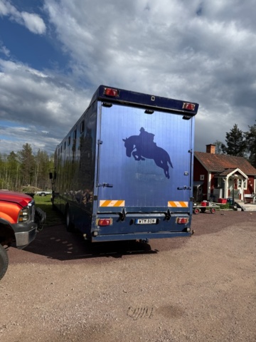 1176690-6 Stor hästtransport med pentry och sovavdelning