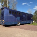 1176690-7 Stor hästtransport med pentry och sovavdelning