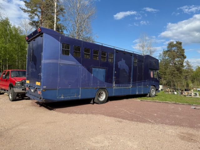 1176690-7 Stor hästtransport med pentry och sovavdelning